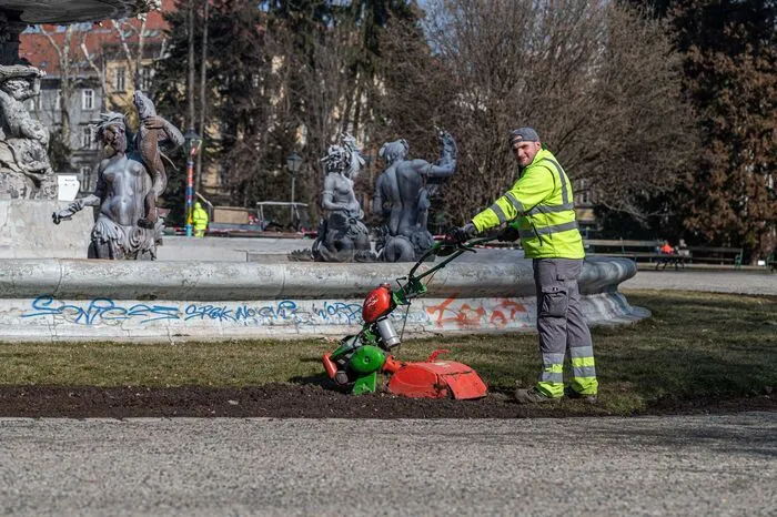 Am Dienstag werden Blumenbeete im Grazer Stadtpark bepflanzt, am Mittwoch dann die Beete rund ums Eiserne Tor