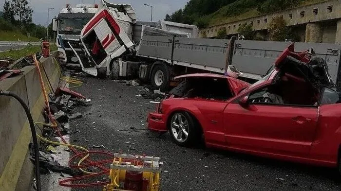 An dem verheerenden Unfall am 23. Juli waren zwei Lkw und zwei Pkw beteiligt