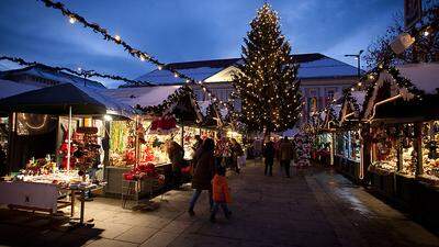 Ab Samstag erstrahlt der Neue Platz in Klagenfurt wieder in vorweihnachtlichem Glanz. Es gibt ein buntes Programm für Groß und Klein