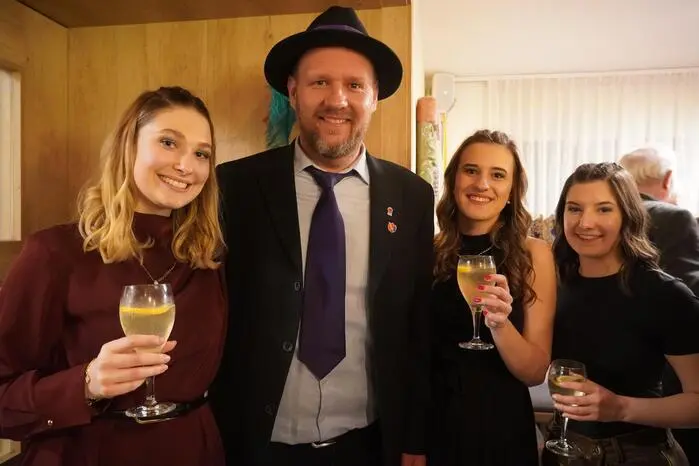Kanzler Christoph Raunig mit seinen Garde-Mädels