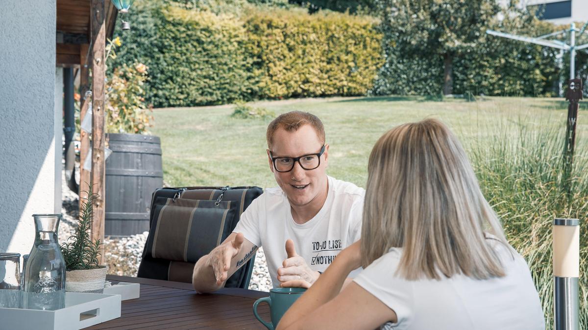 Im Gespräch in seinem Garten in Möllbrücke, wo Walter Grechenig mit seiner Frau und den beiden Kindern lebt