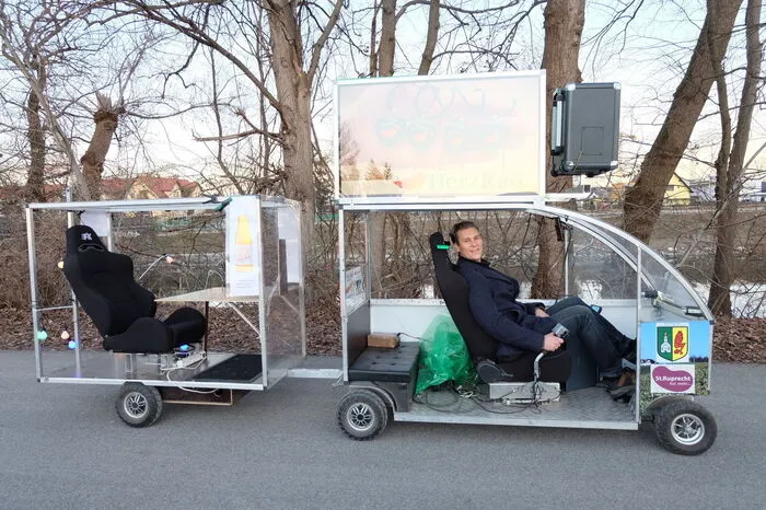 Der Anhänger hat einen eigenen Antrieb und Akku.