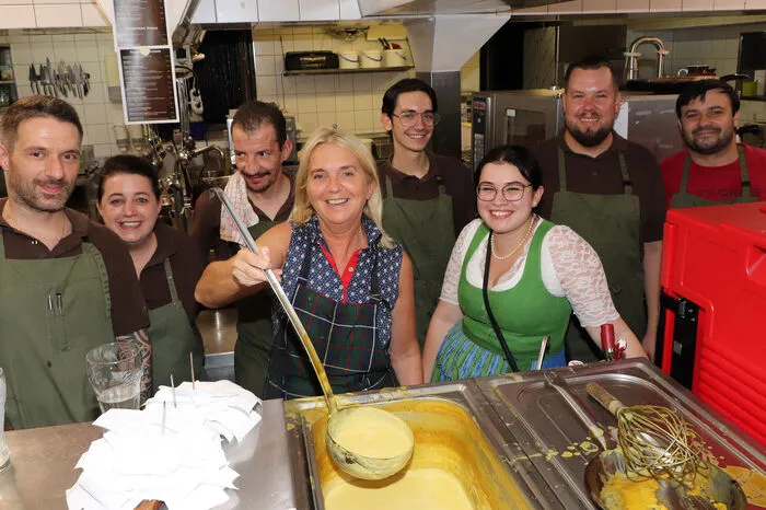 Die Urbaniwirtin Elfriede Nindler mit ihrem Küchenteam waren für die Kirchtagssuppe zuständig.