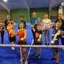 In der zweiten Reihe Mitglieder des Vorstandes zur Tennisakademie und Schuldirektor Siegfried Rohrhofer (2. v. li)