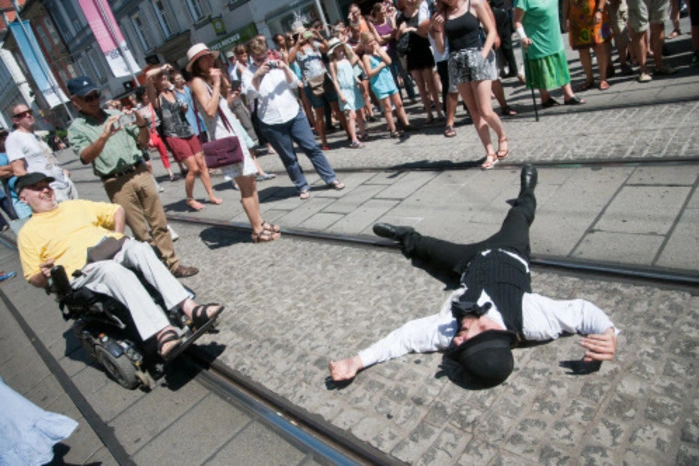 Da hat das Reisebüro ja schön gepfuscht. Am besten, man legt sich aus Protest gleich auf die Schienen.