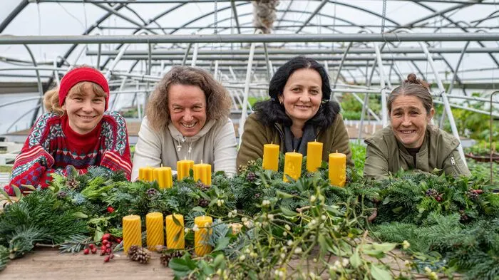 Magdalena und Anna Ambrosch sowie Milena und Zoka Stankovic vom Jaklhof in Kainbach bei Graz erklären Schritt für Schritt, wie der Adventkranz gelingt.