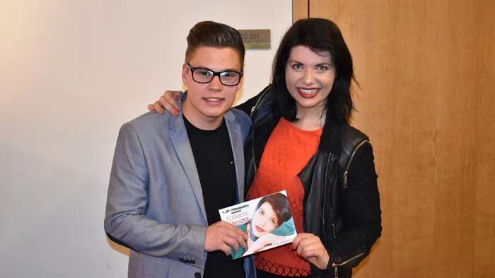 Elisabeth Kreuzer gemeinsam mit dem Moderator des Abends Simon Niederbichler.