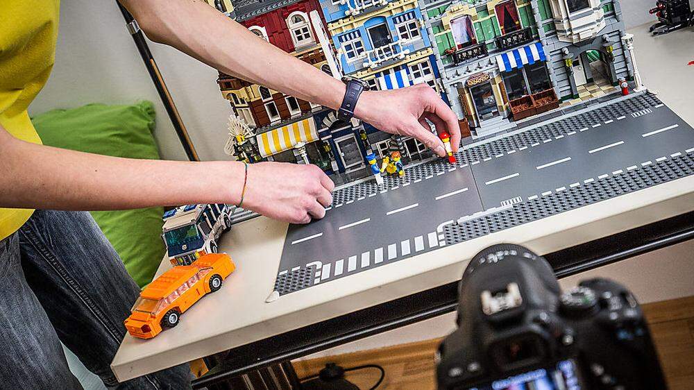 Hier wird gefilmt: Das Lego-Film- studio im Zimmer von Alexander Leitner