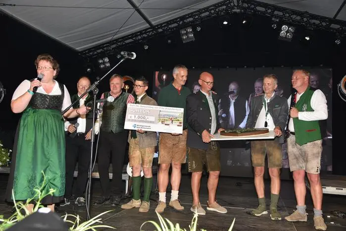 Weitere Gratulanten waren die Bürgermeister von Bad Waltersdorf und Birkfeld, Eiskönig Charly Temmel, Pfarrer Brei, Hannes Kartnig, Thermendirektor Gernot Deutsch sowie der Geschäftsführer vom Thermen- und Vulkanland Christian Contola.