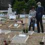 Trauernde auf einem Friedhof in der italienischen Stadt Bergamo