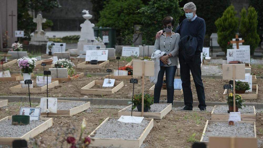 Trauernde auf einem Friedhof in der italienischen Stadt Bergamo