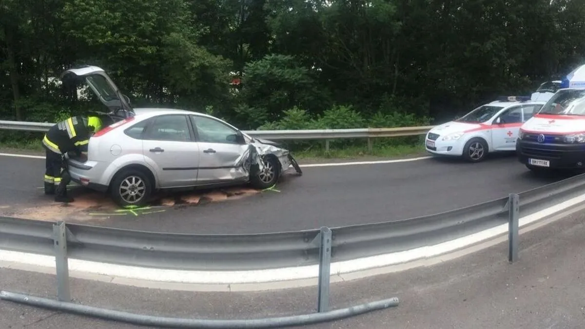 Das Fahrzeug wurde über die Leitplanke geschleudert