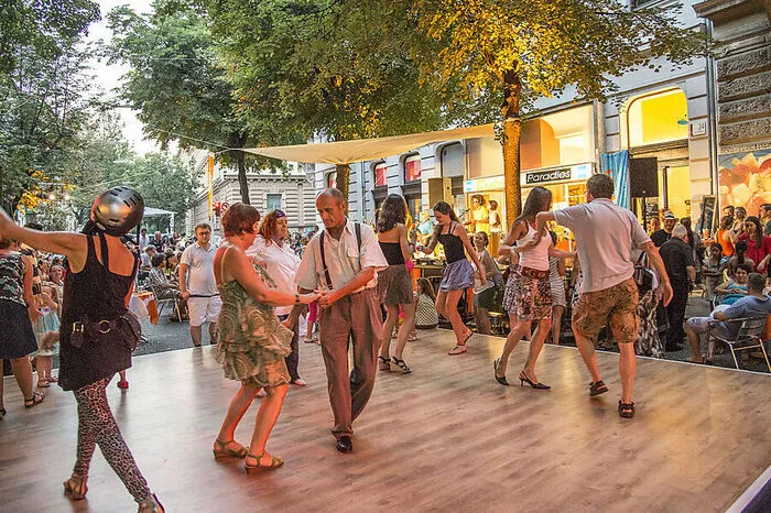 ...oder Groß. Getanzt wird vom 1. bis 3. August, los geht es jeweils um 19.30 Uhr mit DJs und ab 21 Uhr mit Live-Musik.