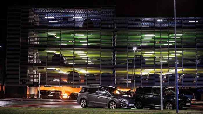 Die Polizei teilte mit, ersten Erkenntnissen zufolge habe zunächst ein Fahrzeug in dem Parkhaus Flammen gefangen.