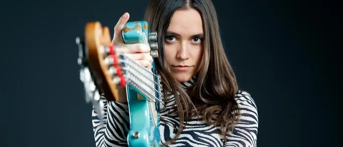 Julia Hofer mit ihrem E-Bass