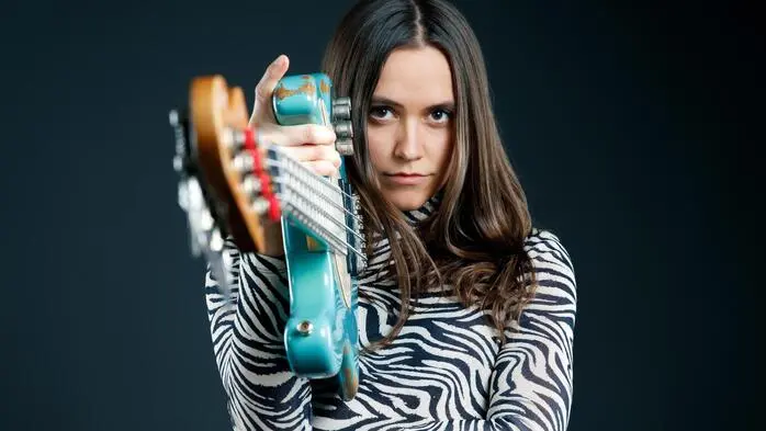 Julia Hofer mit ihrem E-Bass
