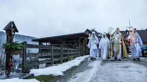 21.12.2023, Gams bei Hieflau, Landl, Steiermark, Österreich (Austria): Der Thomasnikolo, auch Thomasniklo oder Thomasniglo genannt, in Gams ist ein einzigartiger Brauch, der zur Wintersonnenwende am 21. Dezember stattfindet. Der Nikolaus wird dabei vom Apostel Thomas, ersetzt. Weitere Figuren sind der weiße Thomas, auch Lichtbringer genannt, die Nikolofrau, der Gabenbringer, auch Sackträger genannt, der Greis, die Thomashutzn sowie Krampusse. Im Bild die Figuren unterwegs auf dem Mandlbauerhof zu einem Marterl, das einem Mentor des Brauchs, Hermann Edlinger gewidmet ist.
Fotocredit: Martin Huber
