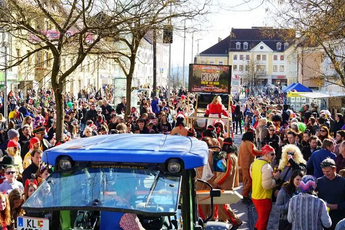Hautnah verfolgten hunderte das närrische Geschehen am Hauptplatz.
