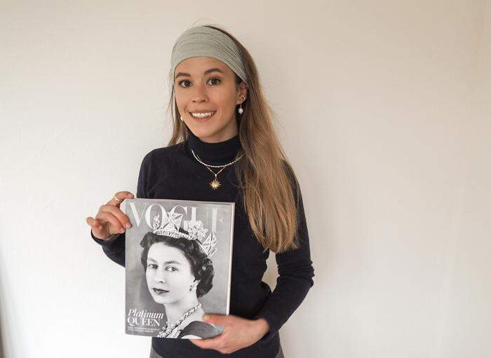 Sabrina Wettl mit der Ausgabe der Vogue, in der Soliluna vorgestellt wurde