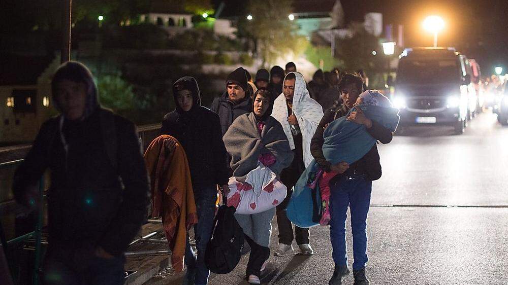 Wieder hubderte Flüchtlinge in der Nacht in Spielfeld eingetroffen 