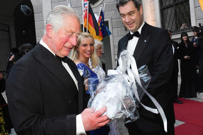 Vom Bayrischen Ministerpräsidenten Markus Söder - hier mit Ehefrau Karin - gab es ein Geschenk für den kürzlich geborenen Enkel von Charles Archie Harrison Mountbatten-Windsor.