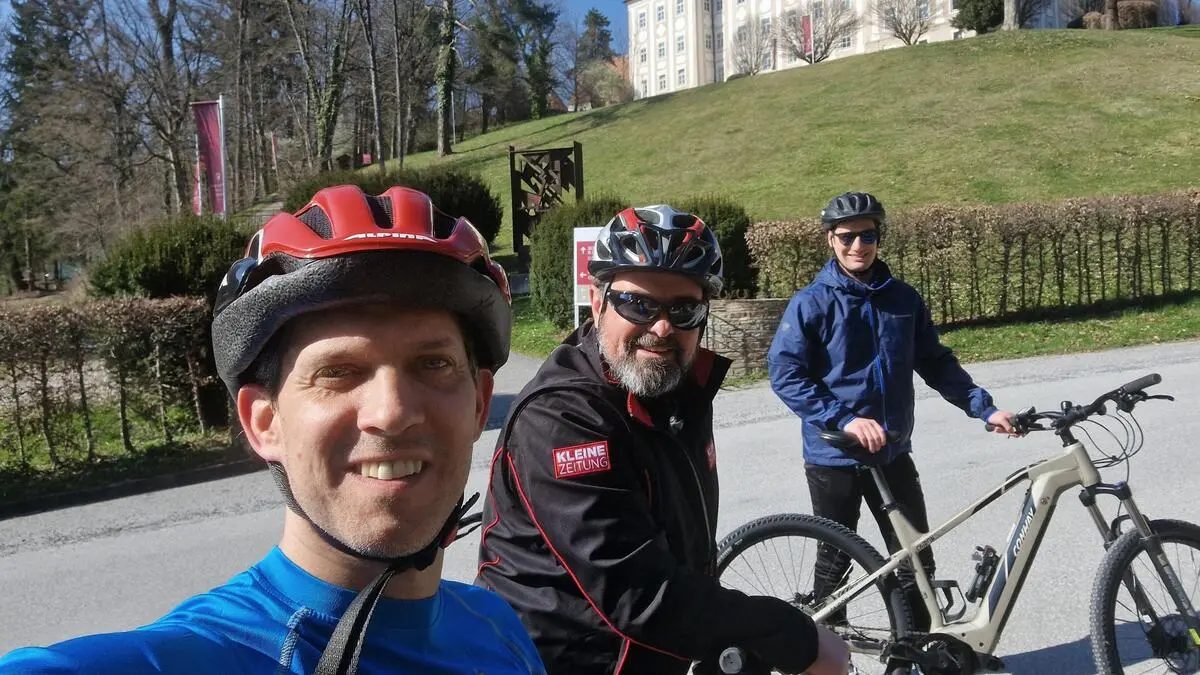 Rainer Brinskelle, Robert Preis und Jakob Kriegl beim Foto-Stopp in Piber