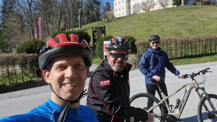 Rainer Brinskelle, Robert Preis und Jakob Kriegl beim Foto-Stopp in Piber