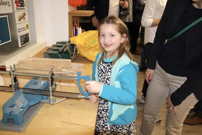 Im Haus werden Kinder im wöchentlichen Clubbetrieb von 13 Mentorinnen und Mentoren betreut und dürfen sich handwerklich austoben