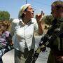 Eine jüdische Siedlerin konfrontiert einen israelischen Soldaten