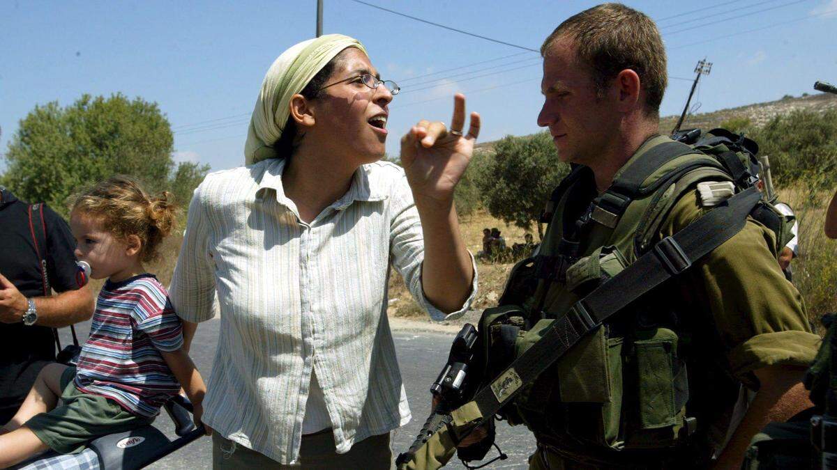 Eine jüdische Siedlerin konfrontiert einen israelischen Soldaten