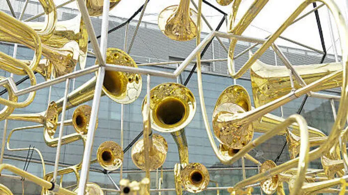 Constantin Lusers "Molekularorgel" (2010) steht als surreals, spielbares Atomium auf dem Dach der TU Graz