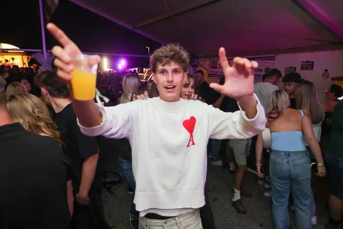 Damit das Fest reibungslos über die Bühne gehen konnte, waren in den vergangenen Wochen rund 40 aktive Feuerwehrmitglieder im Einsatz. Mit viel Engagement und Teamarbeit wurden die Vorbereitungen für den Festabend getroffen. Gleichzeitig laufen bereits die Vorbereitungen für den traditionellen Frühschoppen am kommenden Sonntag, der mit einer Feldmesse eingeleitet wird.
