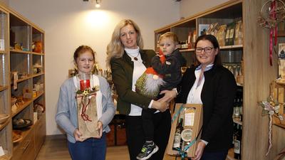 Veronika Hauptmann (Bildmitte) mit Familie und Mitarbeiterin im weihnachtlichen Ambiente des Hofladens