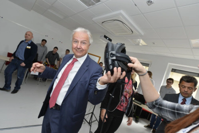 Alexander Bovier, Vorstand der Treibacher Industrie AG, besichtigte das neue Bildungszentrum