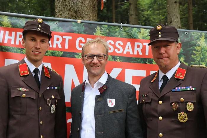 Auch Bürgermeister Karl Maderbacher ist stolz auf seine Kommandanten und die ganze Mannschaft. (Daniel Kern links, Christoph Mariacher rechts)