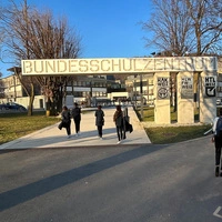 Der Eingangsbereich im Bundesschulzentrum Weiz (bearbeitet und ergänzt mit AI von Adobe)