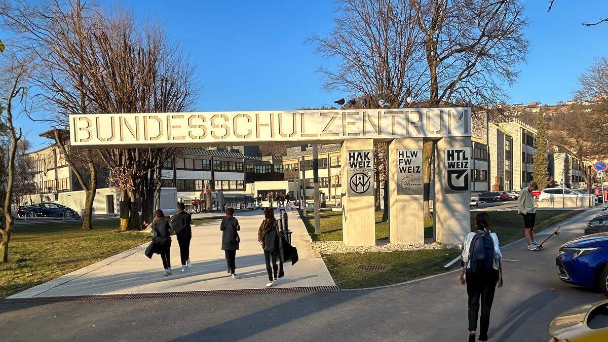 Der Eingangsbereich im Bundesschulzentrum Weiz (bearbeitet und ergänzt mit AI von Adobe)