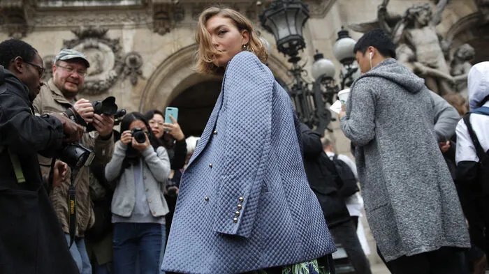Nach New York, London und Mailand ist der Höhepunkt erreicht: Die Modewoche in Paris. Die großen Modehäuser, Designer, Models und viele Prominente geben sich ein Stelldichein. Stella McCartney präsentierte ihre Frühling/Sommer 2018-Kollektion.