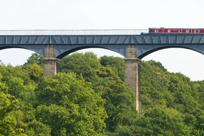 2. Das Pontcysyllte Aquädukt bei Wrexham ist UNESCO Weltkulturerbe und wurde von Thomas Telford zwischen 1796 und 1801 erbaut. Es ist das längste im Vereinigten Königreich. Wo nach der industriellen Revolution schwere Güte zwischen Nordwales und England transporiert wurden, schaukeln heute Touristen in 38 Metern Höhe in Schmalbooten über das Tal. Ein einzigartiges Erlebnis.
