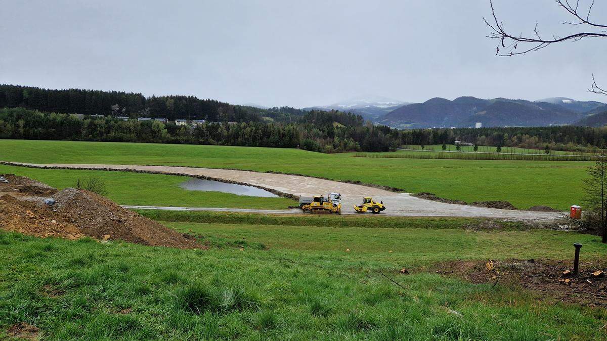 Im Ortsteil Hörgas wird gerade der Damm gebaut, der B 70, Gewerbebetriebe und Wohnhäuser schützen soll