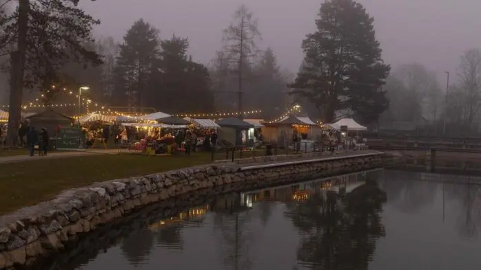 Am Samstag, dem 13. Dezember, öffnete der Weihnachtsmarkt am Stubenbergsee seine Pforten. Das Strandbadgelände verwandelte sich in eine stimmungsvolle Kulisse mit Blick auf den winterlichen See.