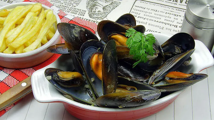 Typisches belgisches Bistroessen: Miesmuscheln mit Pommes