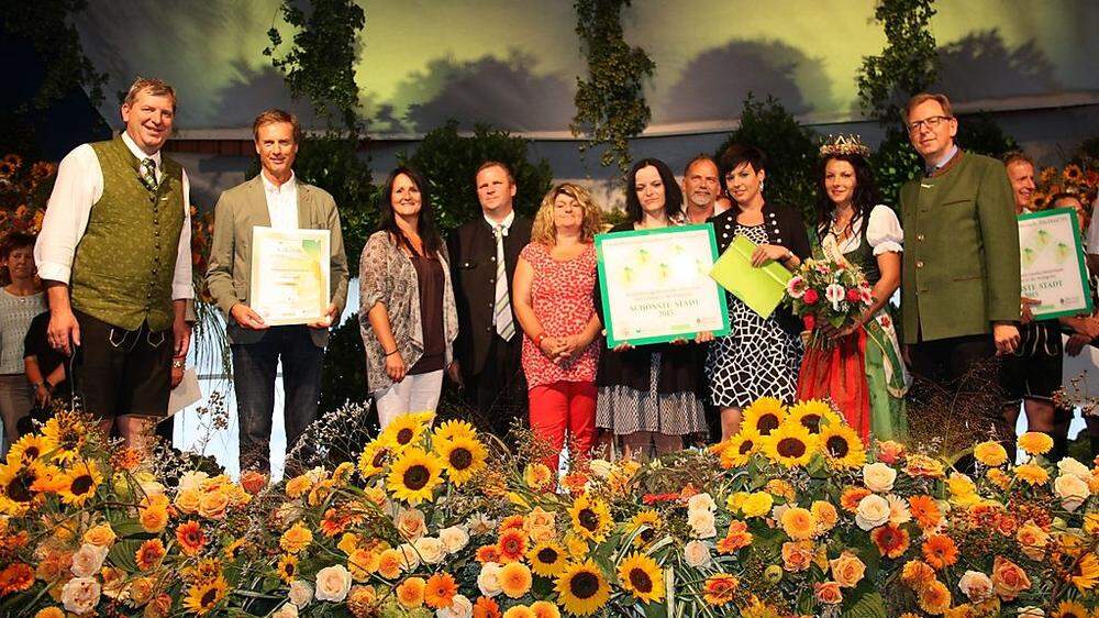 Das erfolgreiche Team der Stadtgemeinde und der Stadtgärtnerei Kapfenberg mit ihren Gratulanten bei der Prämierung der „Flora“