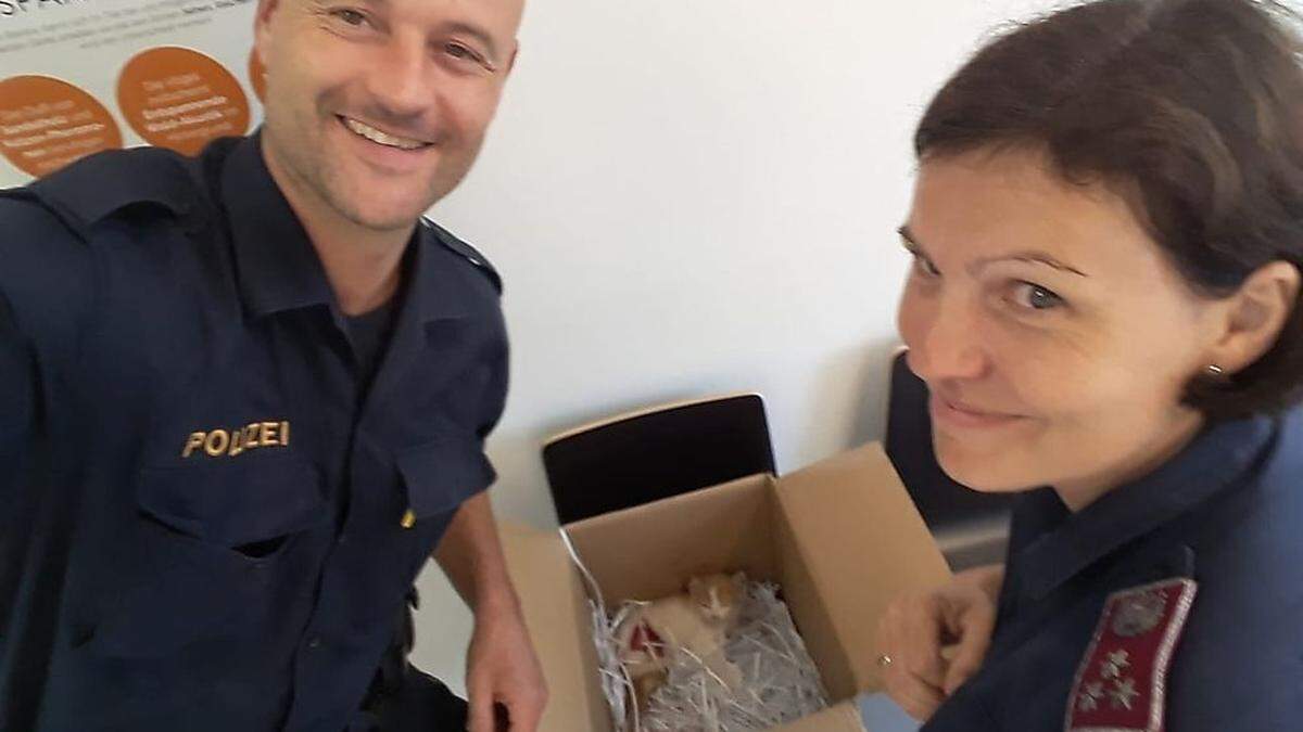 Die Polizisten Joachim List und Birgit Neubauer bewiesen ein Herz für eine kleine Katze