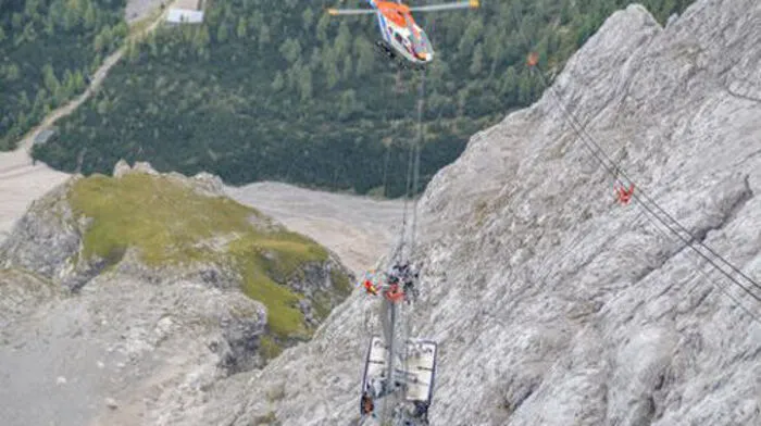 Bei der Vorbereitung der routinemäßigen Übung sei die Kette eines Hebewerkzeugs gerissen und habe dadurch eine Kettenreaktion ausgelöst