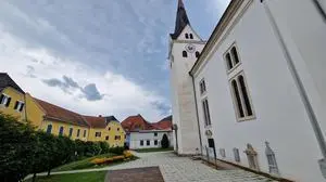 Köflach, Pfarrkirche Köflach, Kirchturm, Kirche, Seelsorgeraum Voitsberg, Lipizzanerstadt, Bezirk Voitsberg, weststeiermark, Kirchturmuhr