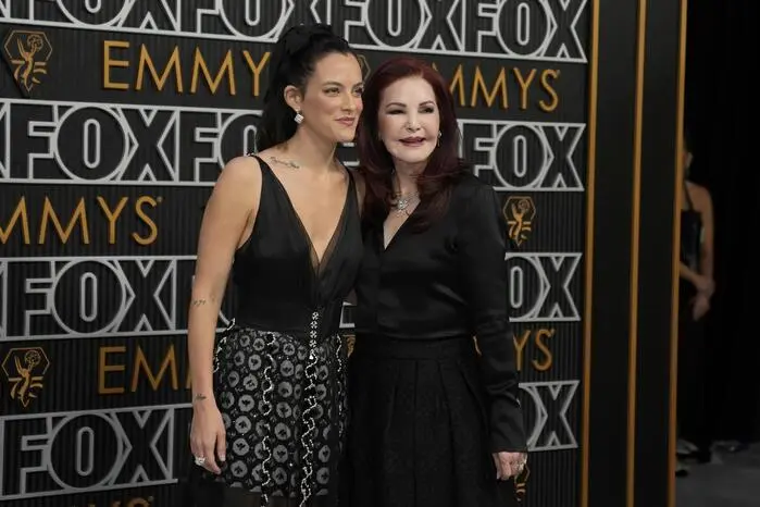 Riley Keough, links, und Priscilla Presley