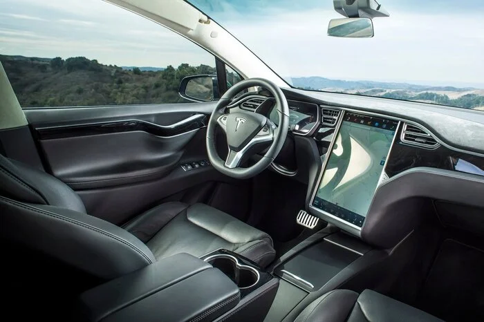 Wie auch bein Model S prangt im Innenraum der riesige Touchscreenmonitor.