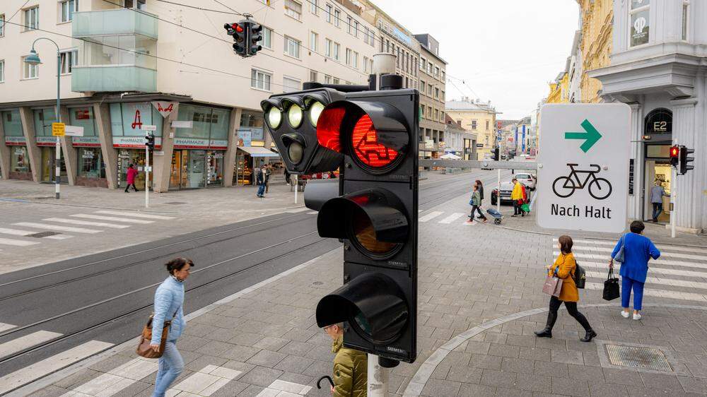 In Linz dürfen Radfahrer künftig auch bei Rot rechts abbiegen. Im Bild die Kreuzung Landstraße/Bürgerstraße