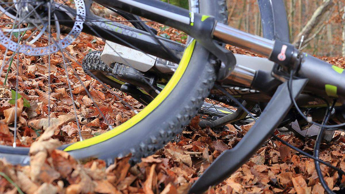 Der Bub kam mit dem Fahrrad von der Straße ab